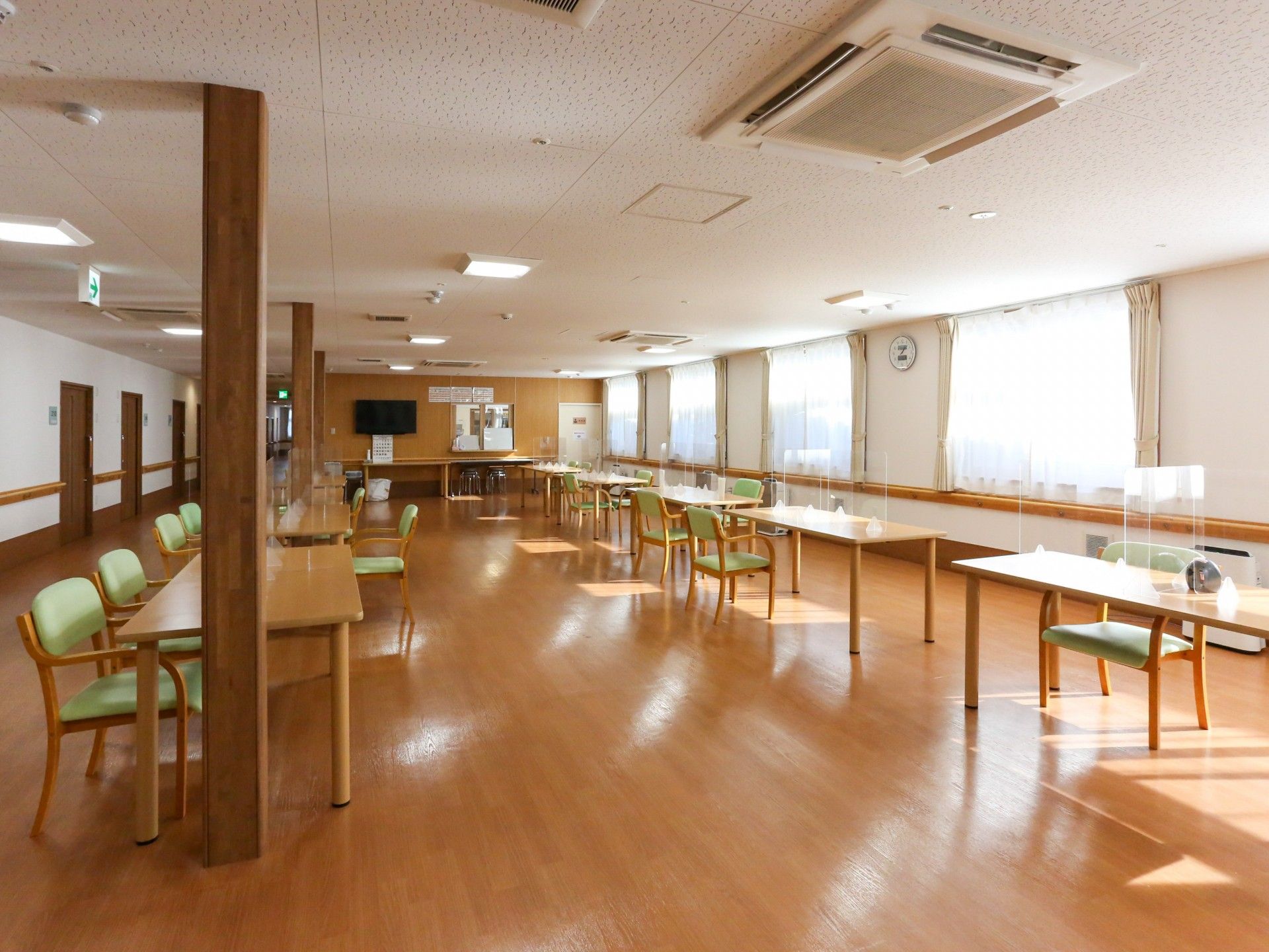 ゆったりとした食堂