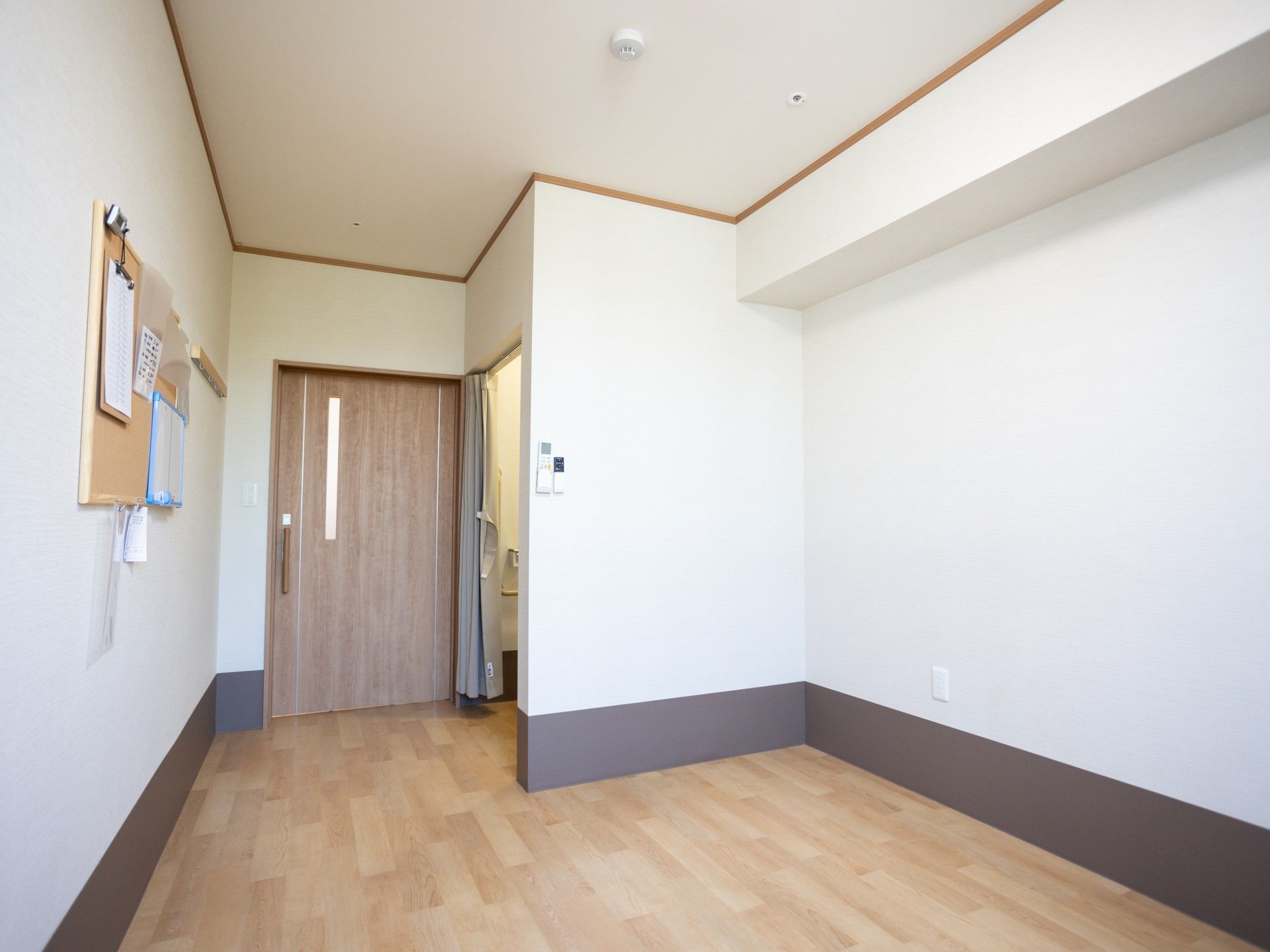 居室内のドアとトイレ入口