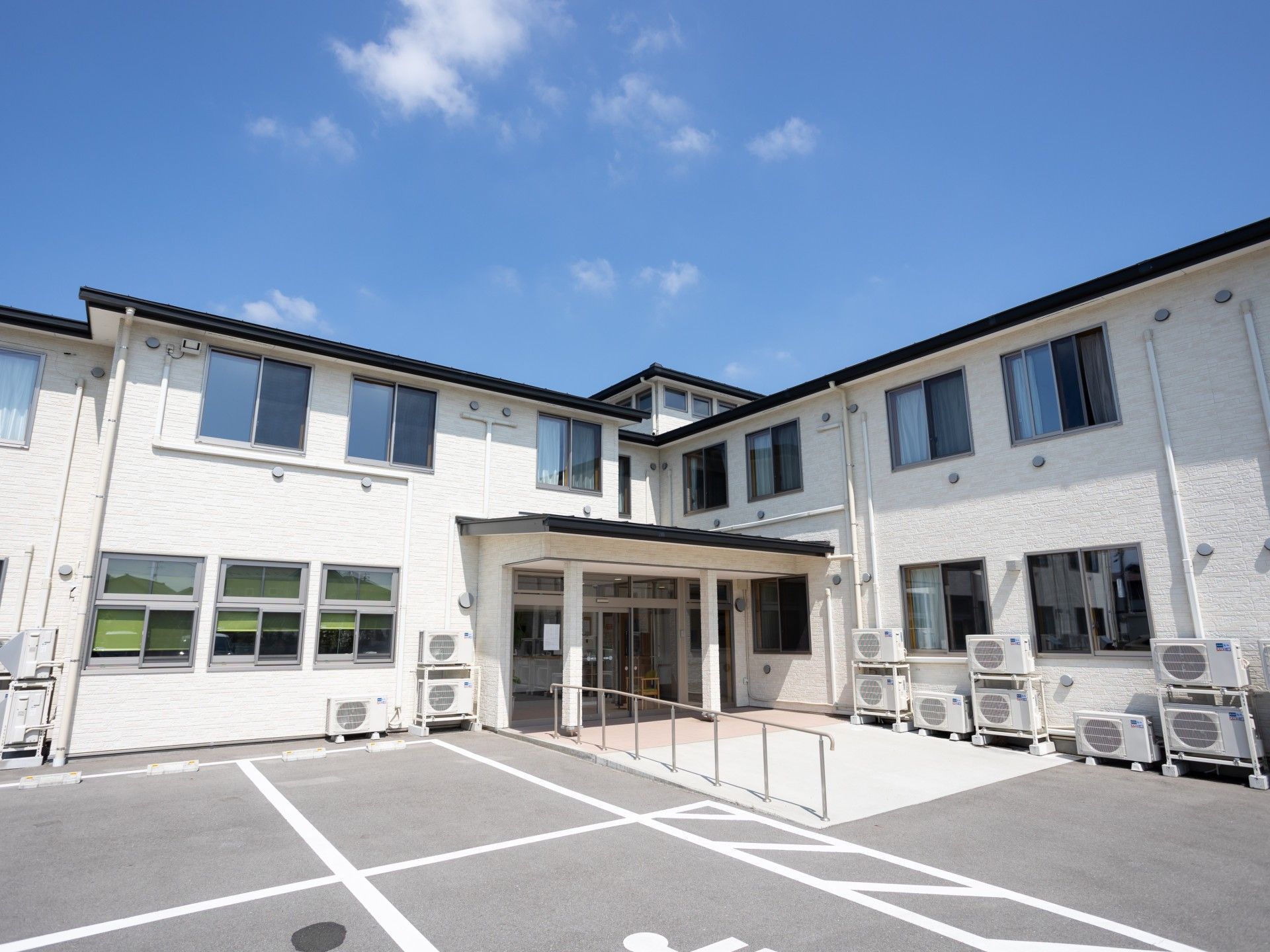 白い建物入り口