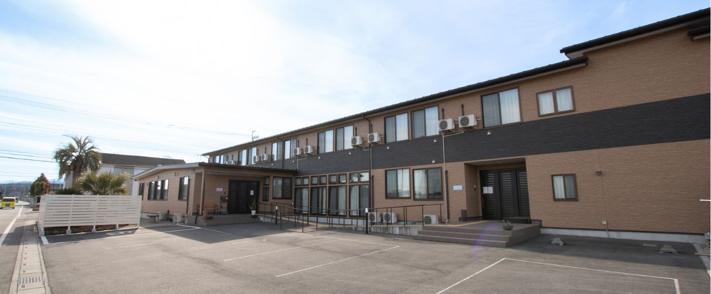 広々とした施設の外観