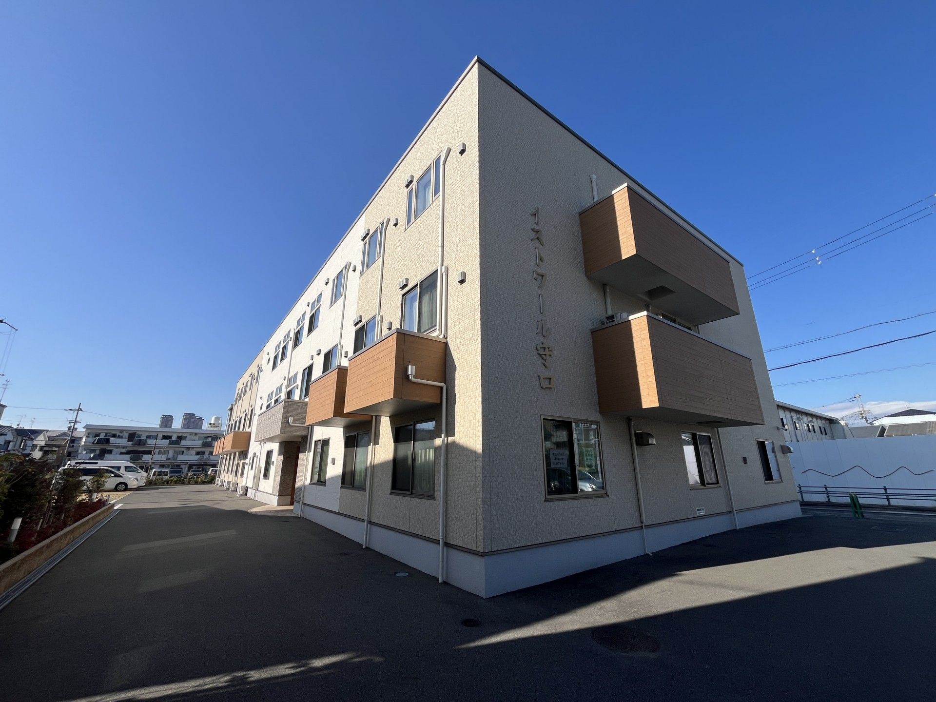 青空の下の建物外観