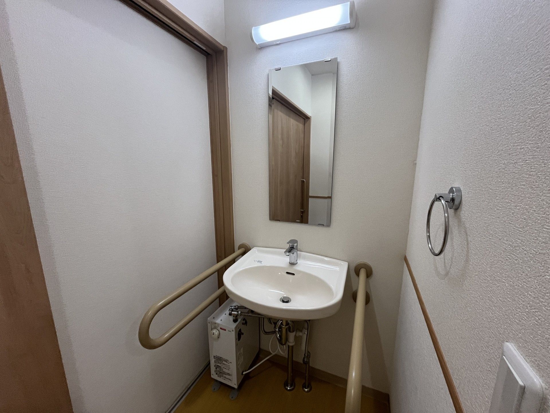 手すり付き洗面台