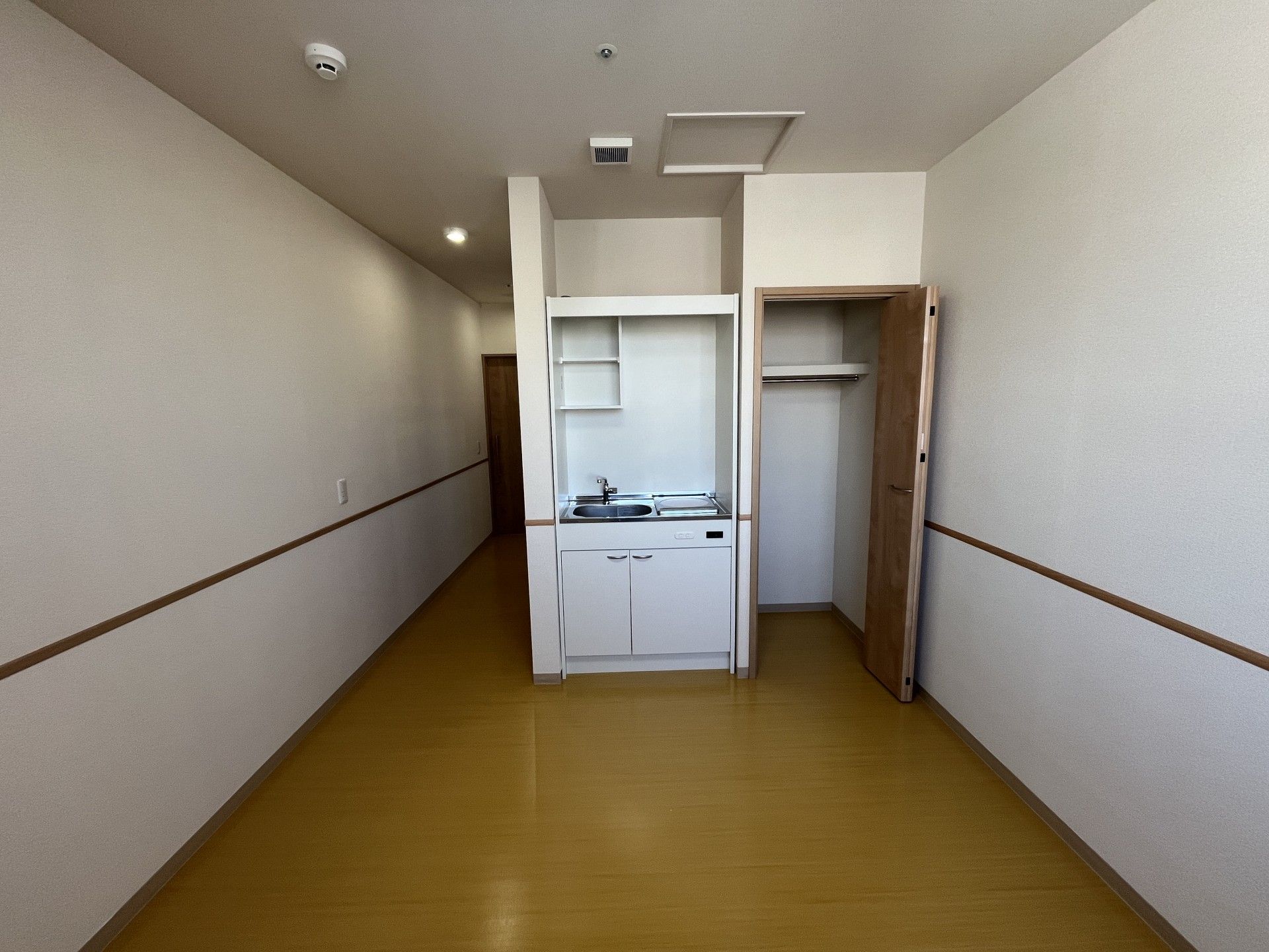 シンプルな居室の一角