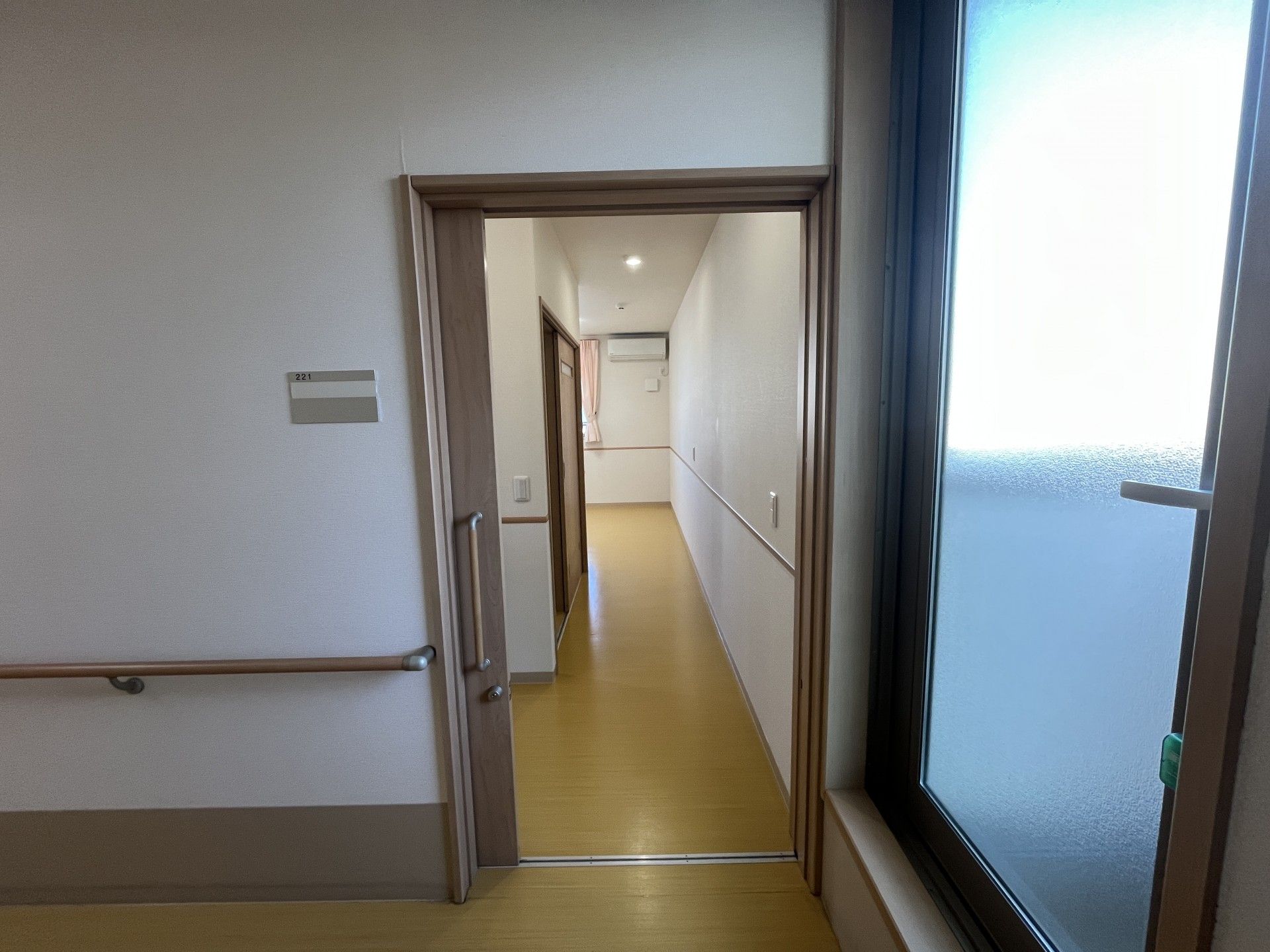 明るい廊下の入口