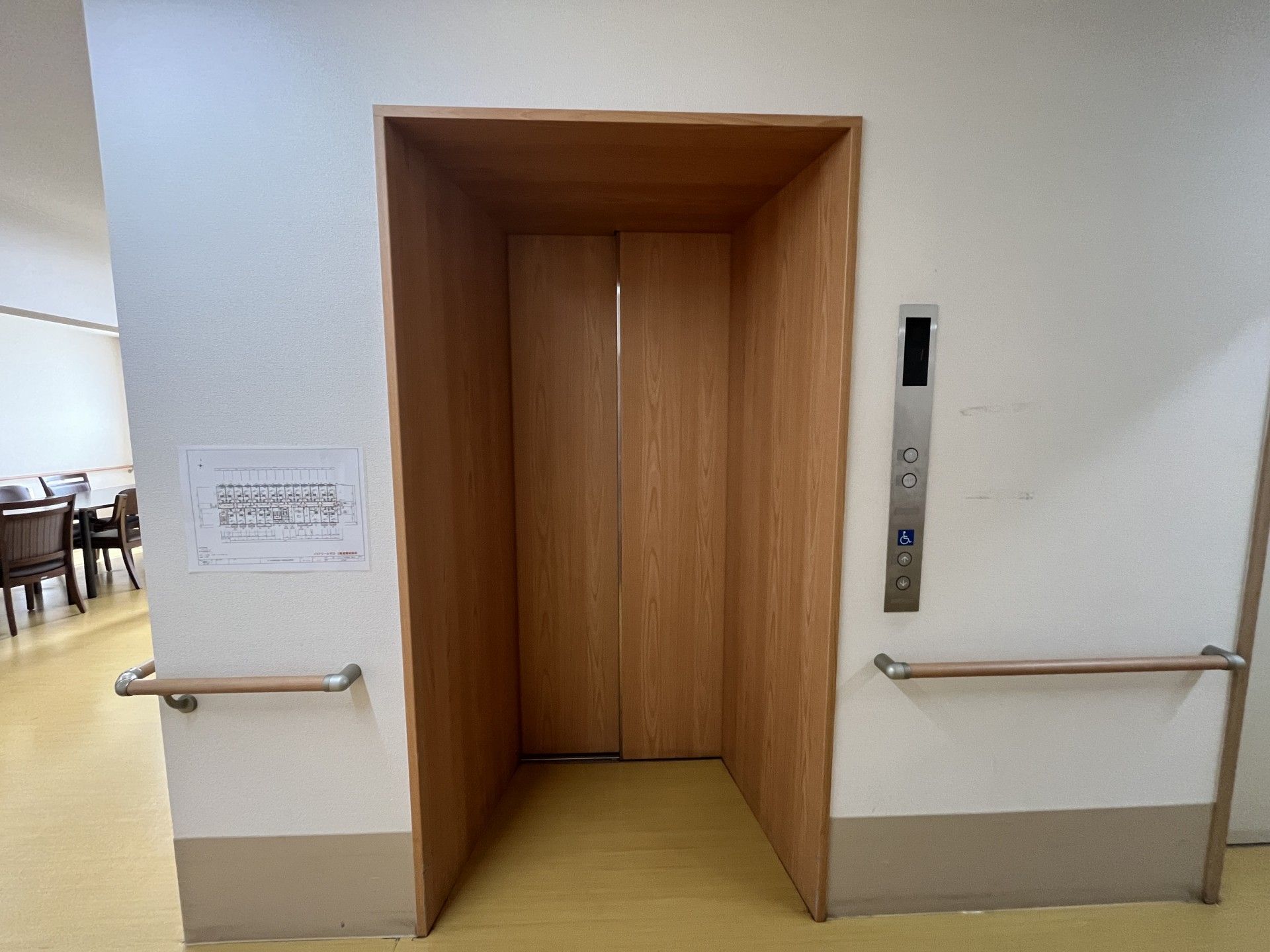 木目調のエレベーター