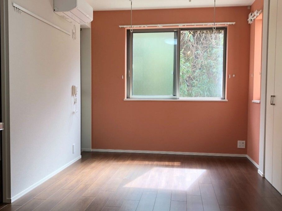 陽ざしが差し込む窓付きの部屋の様子。二人用の部屋のリビングスペース