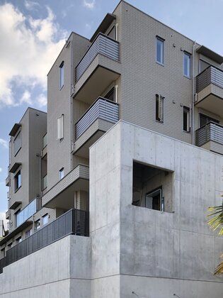 コンクリート打ち放しのデザインの建物。紫翆苑の外観写真