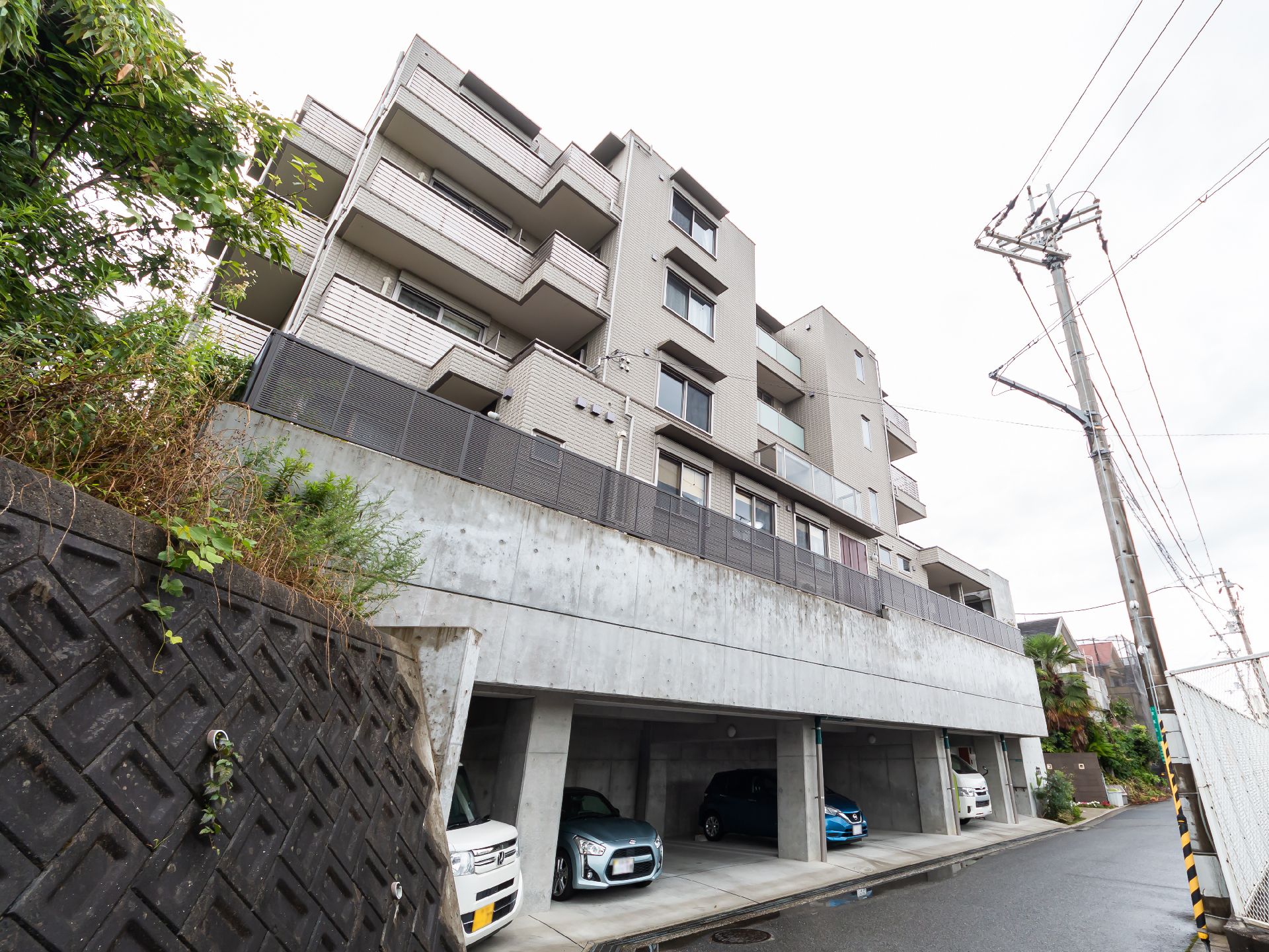 駐車スペースを設けた施設外観