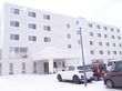 雪に囲まれた建物の外観