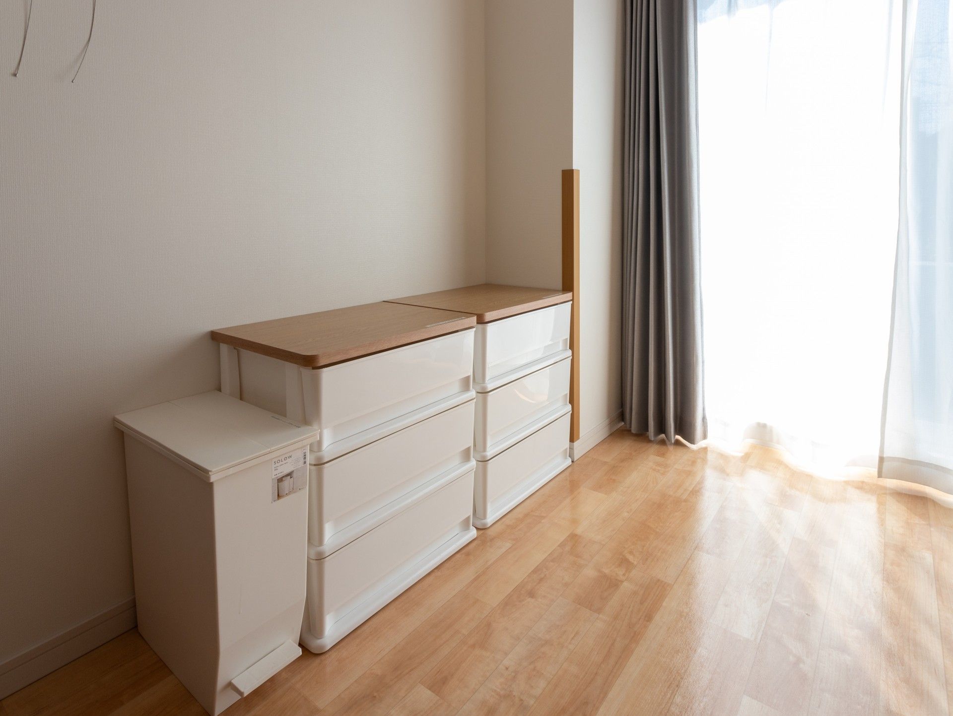 明るい居室の家具