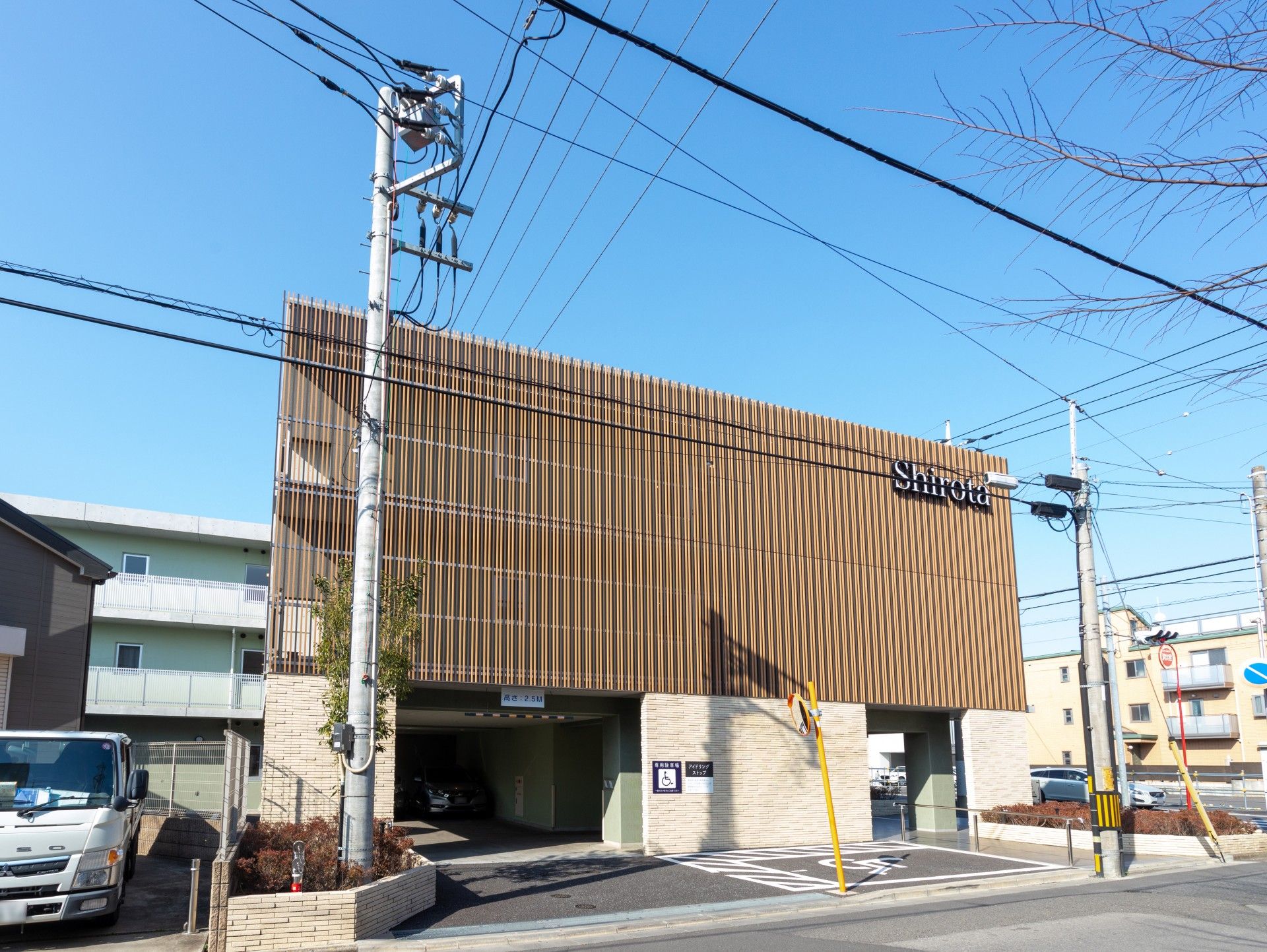 モダンな外観の建物