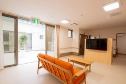 中庭が見えるホール