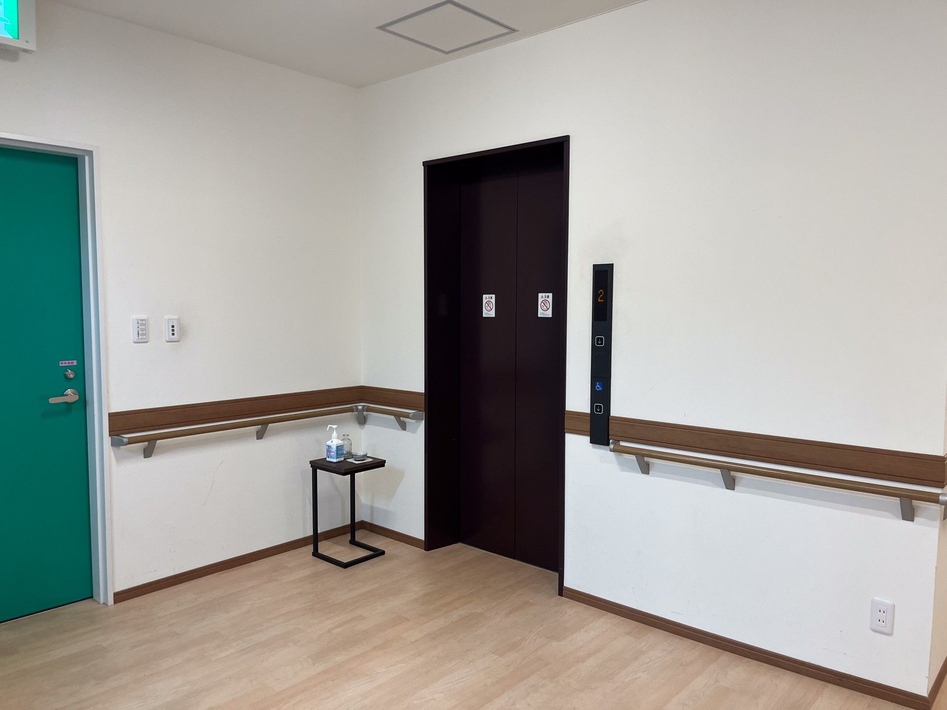 手すり付き廊下の角部屋