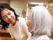 笑顔で会話する人々