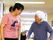 笑顔で会話する二人