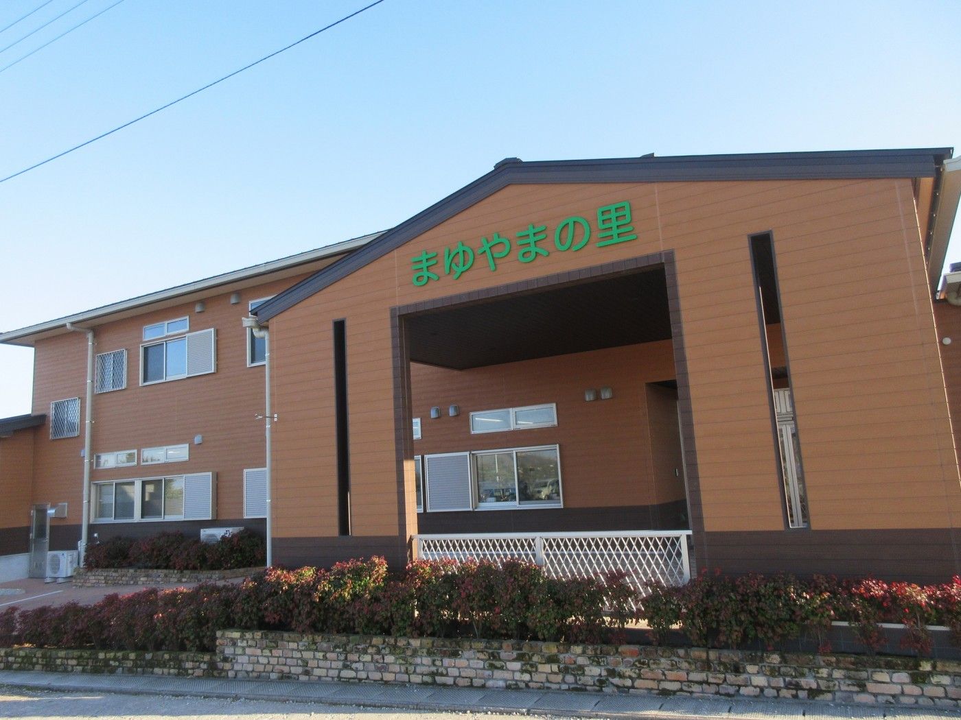 明るい外観の建物