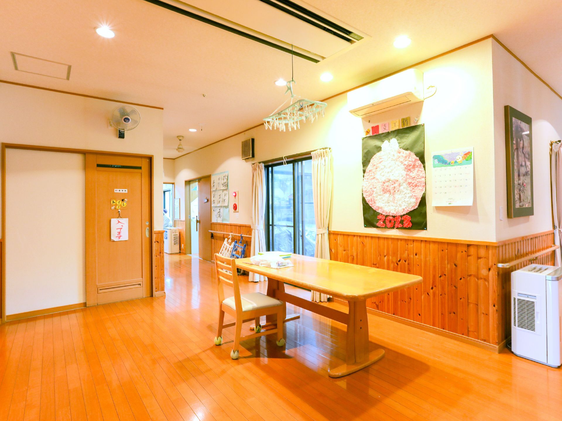手すりが行き渡り、段差ができる限り解消されている館内の廊下