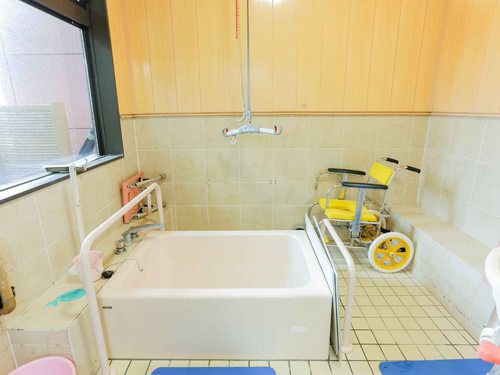 要介護度が軽度の方が利用する手すりがついた個浴用の浴槽