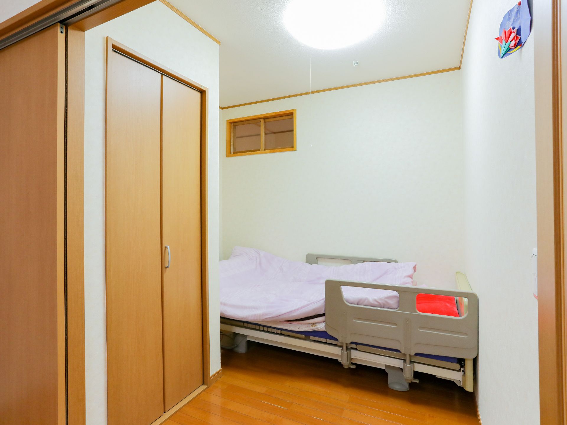 介助する女性ヘルパーと車椅子に座った笑顔の高齢女性
