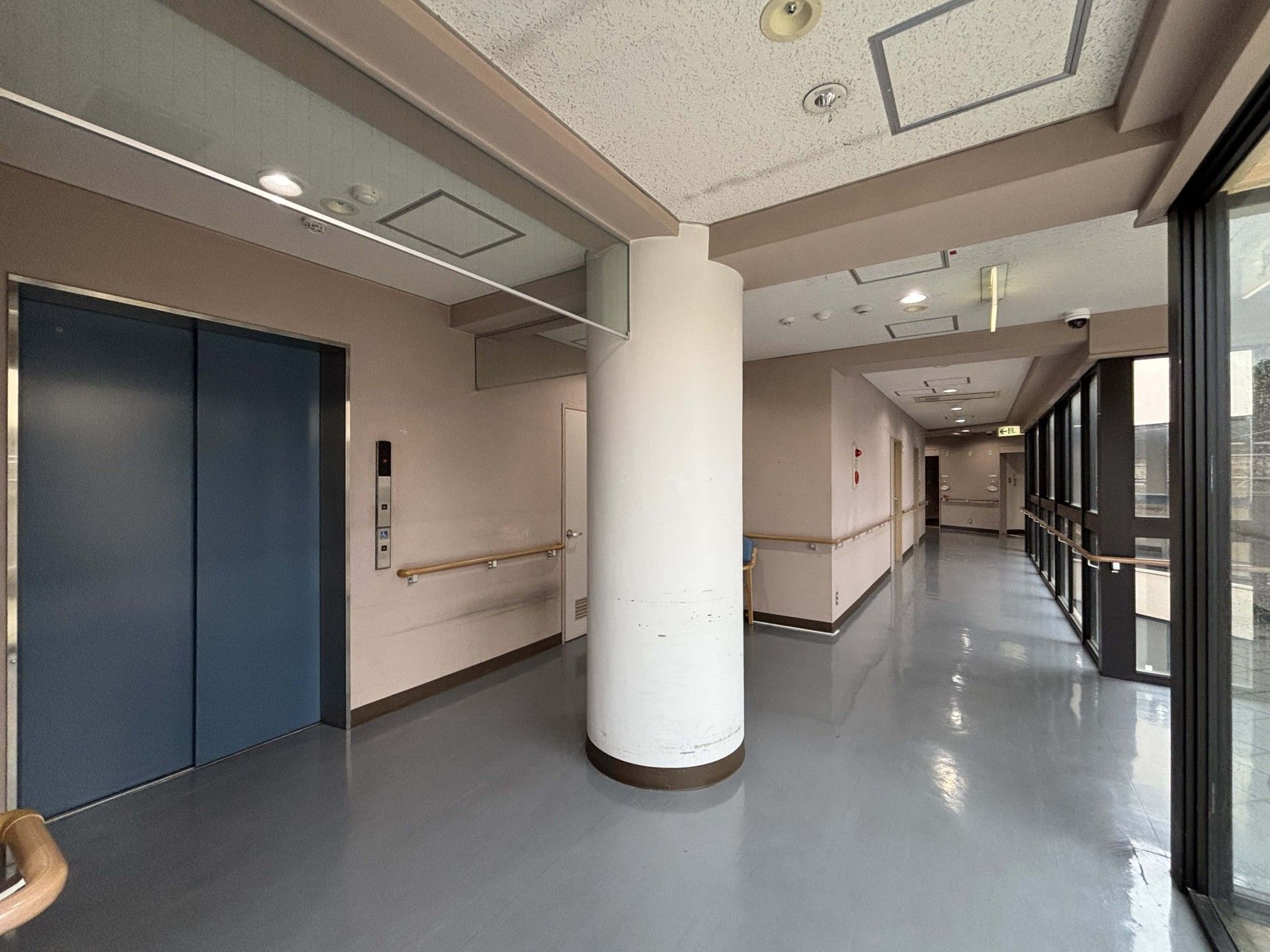 エレベーター前の廊下