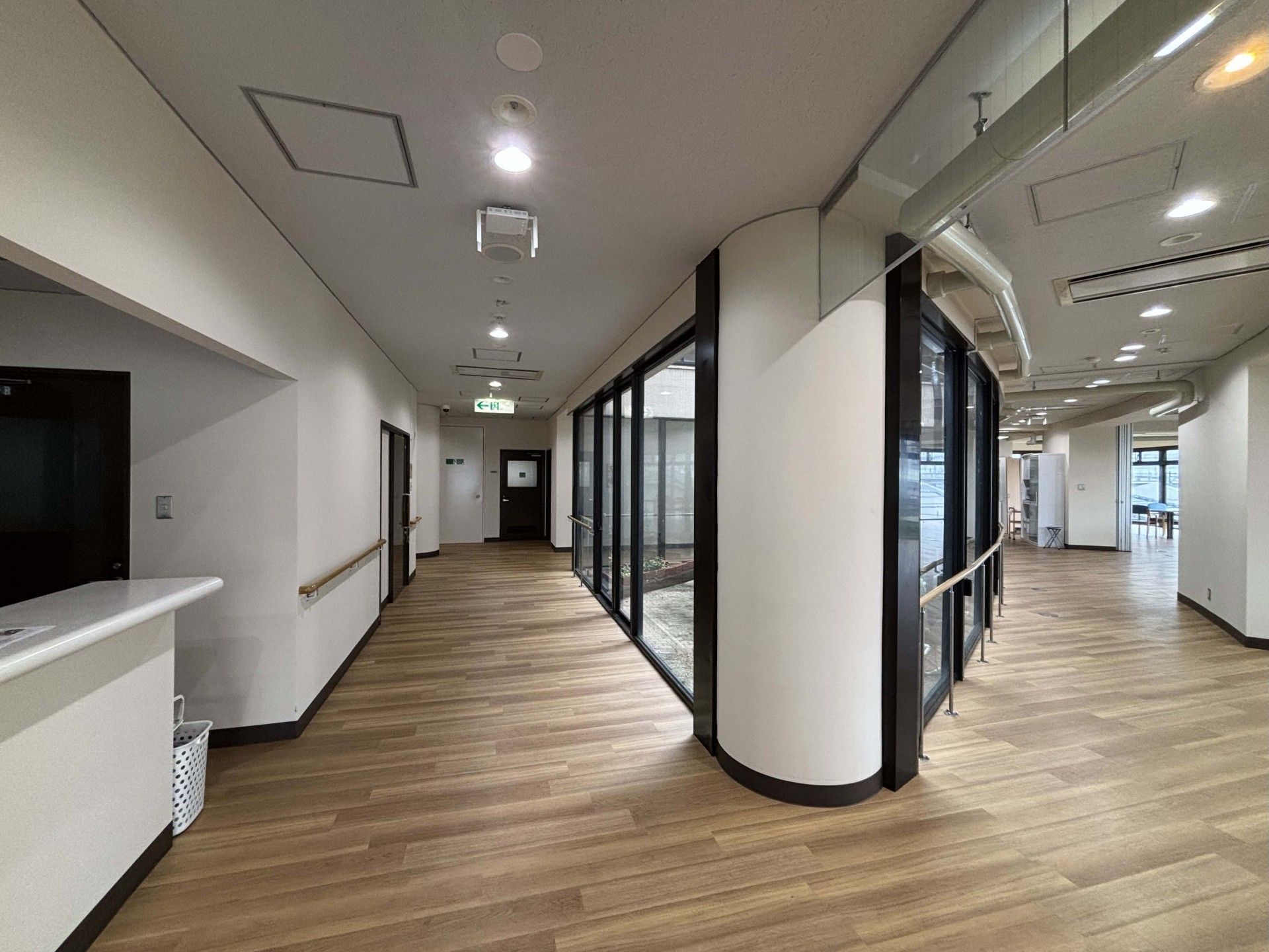 明るい廊下とガラス窓