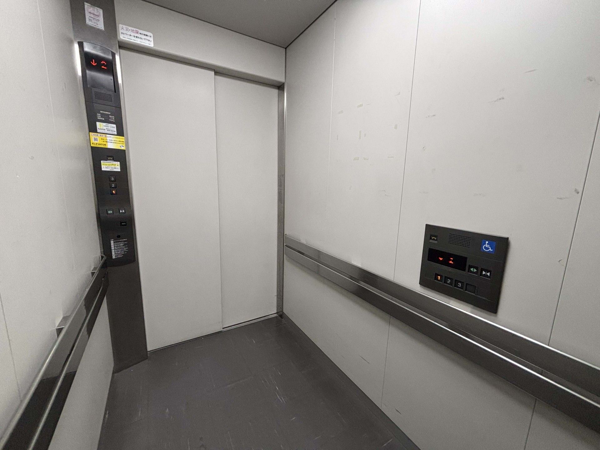 安全で広いエレベーター