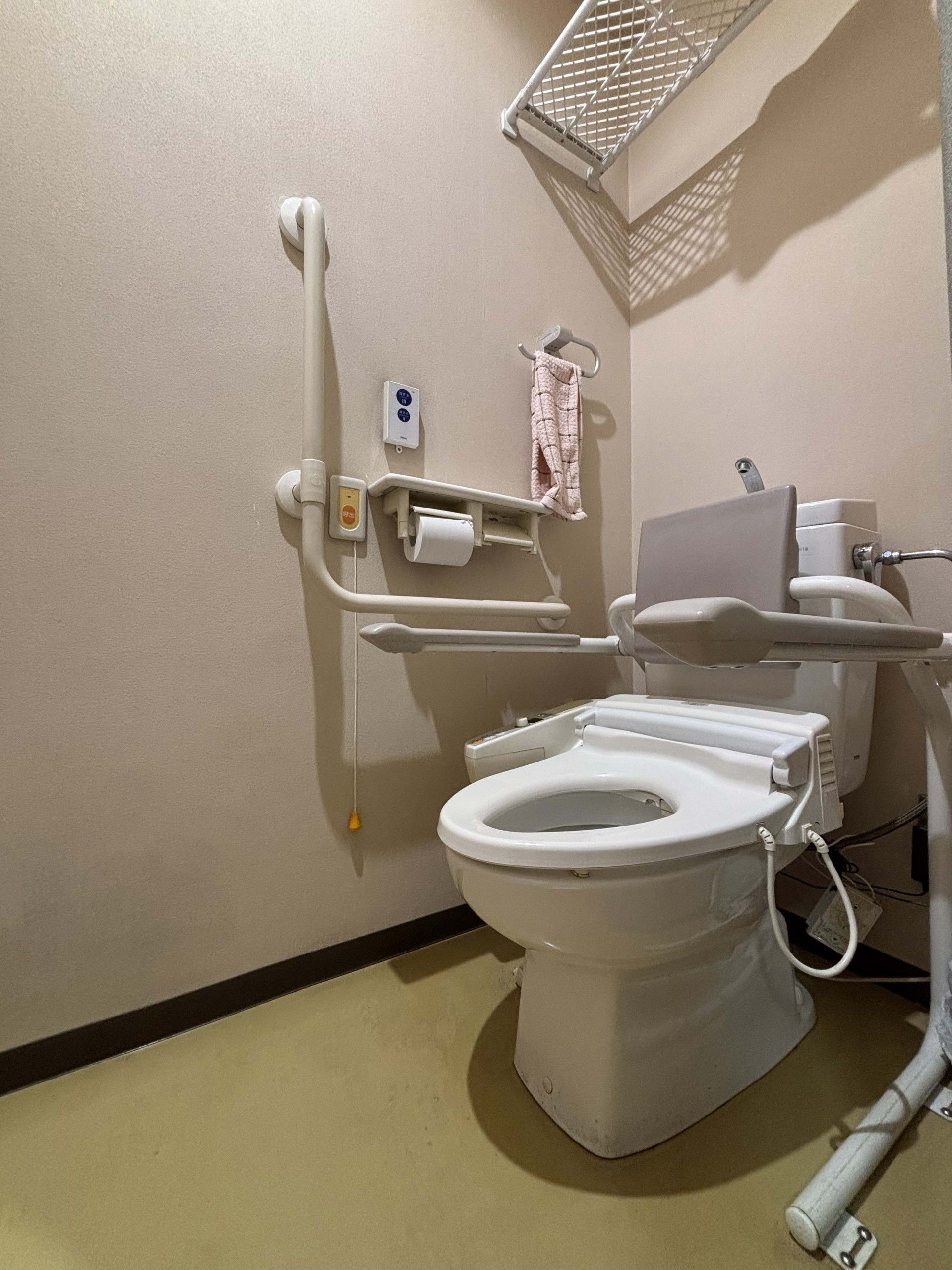 手すり付きのトイレ