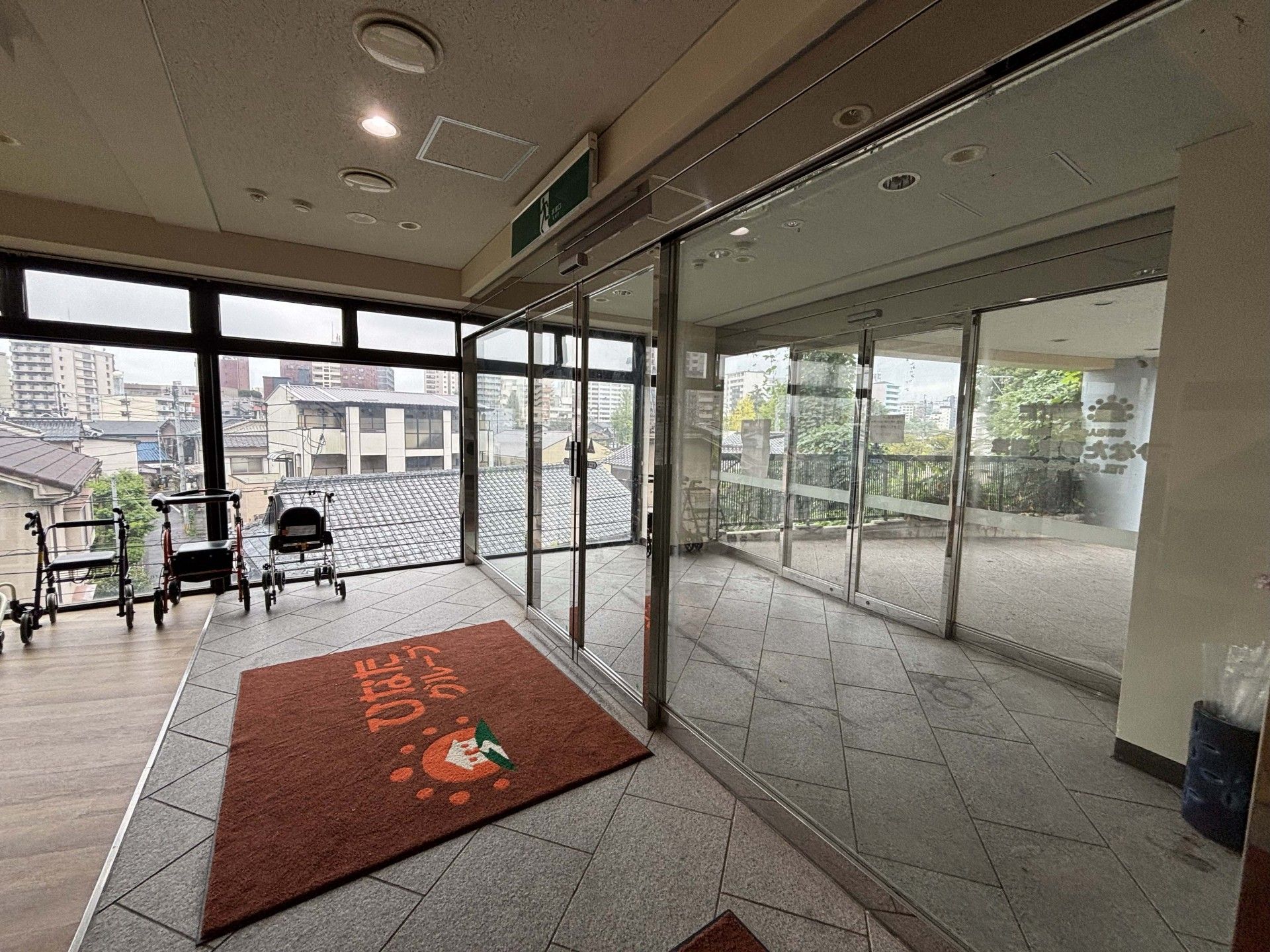 広いガラス扉のエントランス