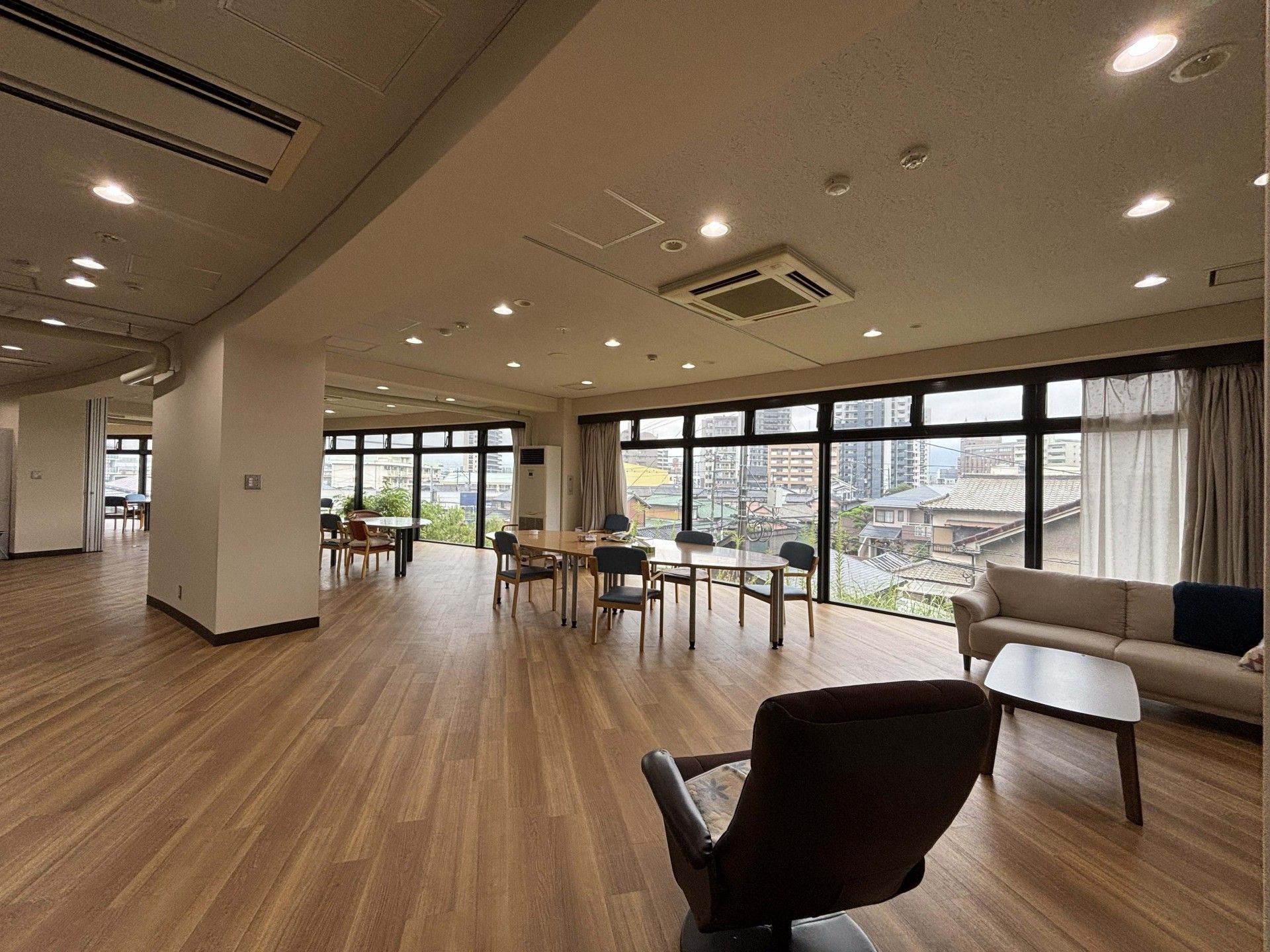 広い窓のある共有スペース