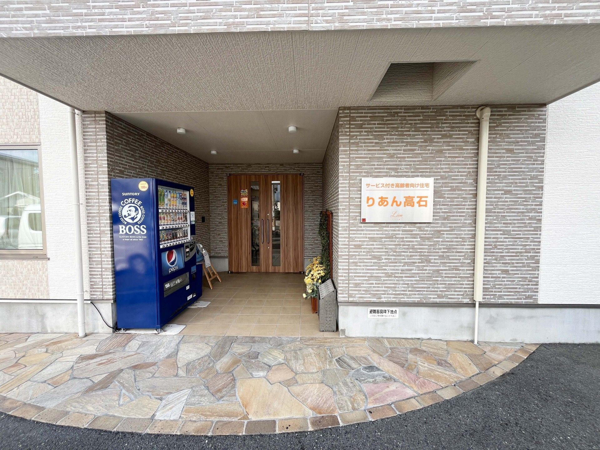 入口が広い施設の玄関