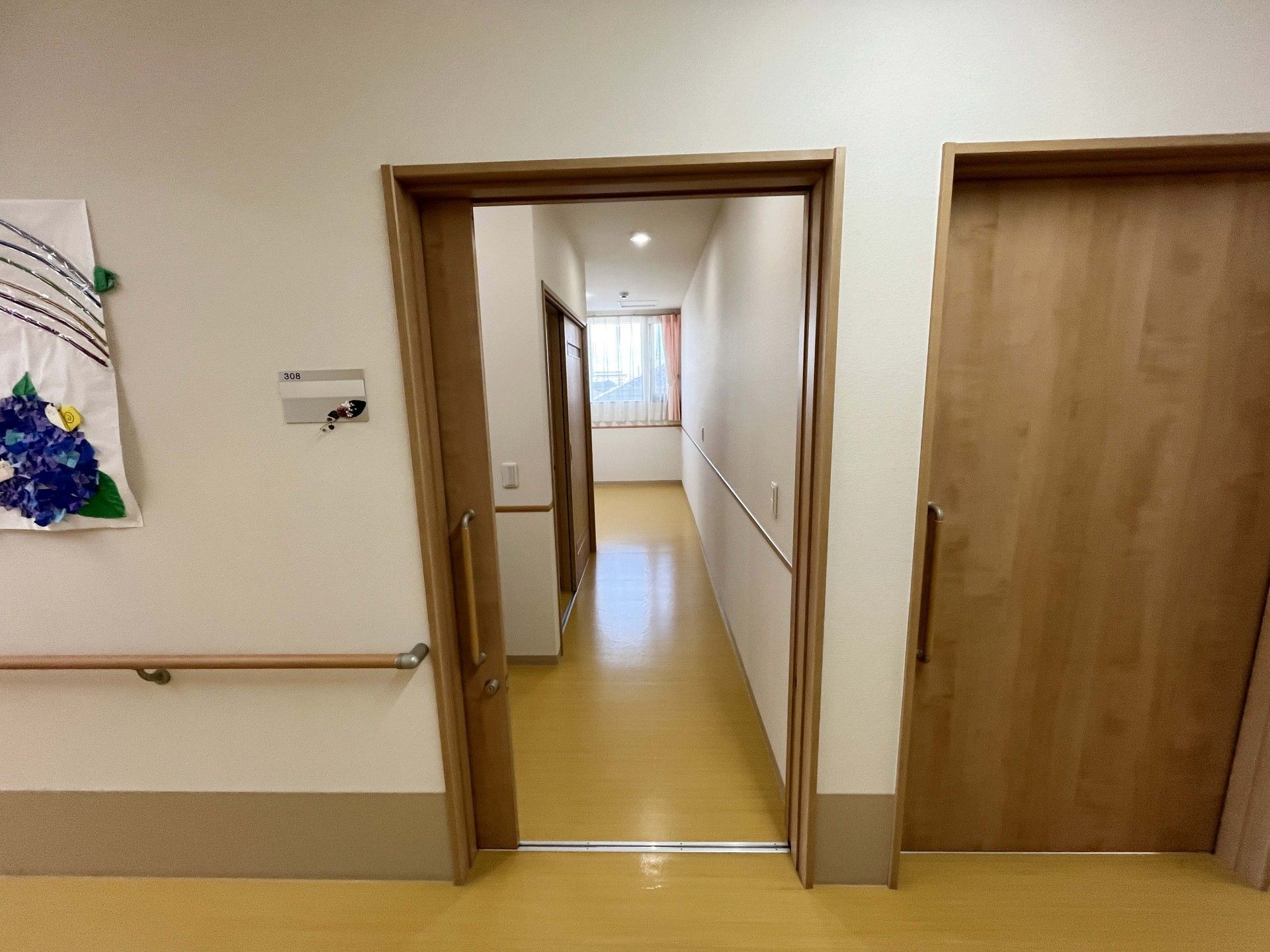 明るい廊下の風景