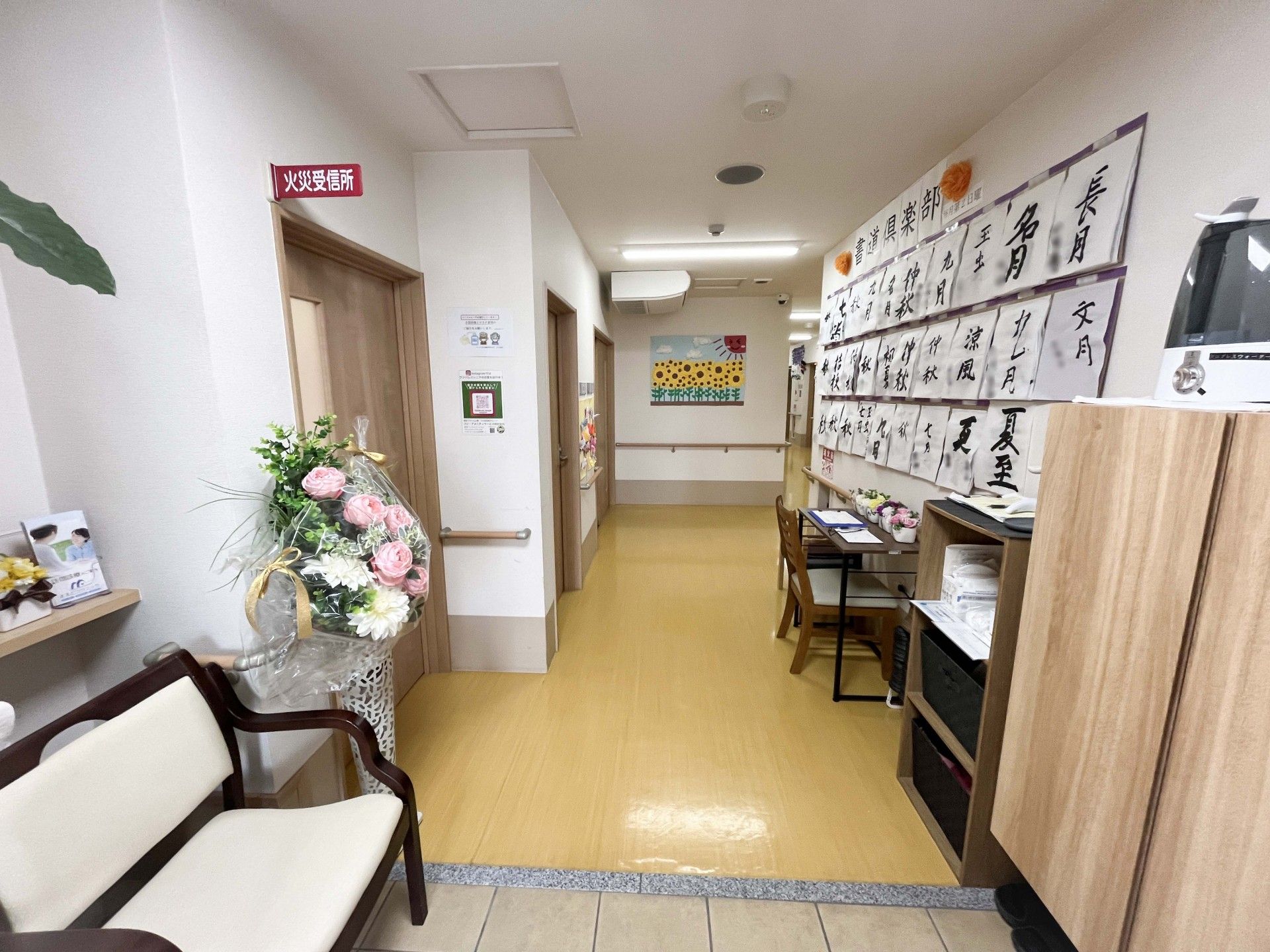 仲間と楽しく話している様子の高齢者夫婦2組。日当たりの良い場所で笑っている様子