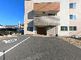 広々とした駐車場の建物外観
