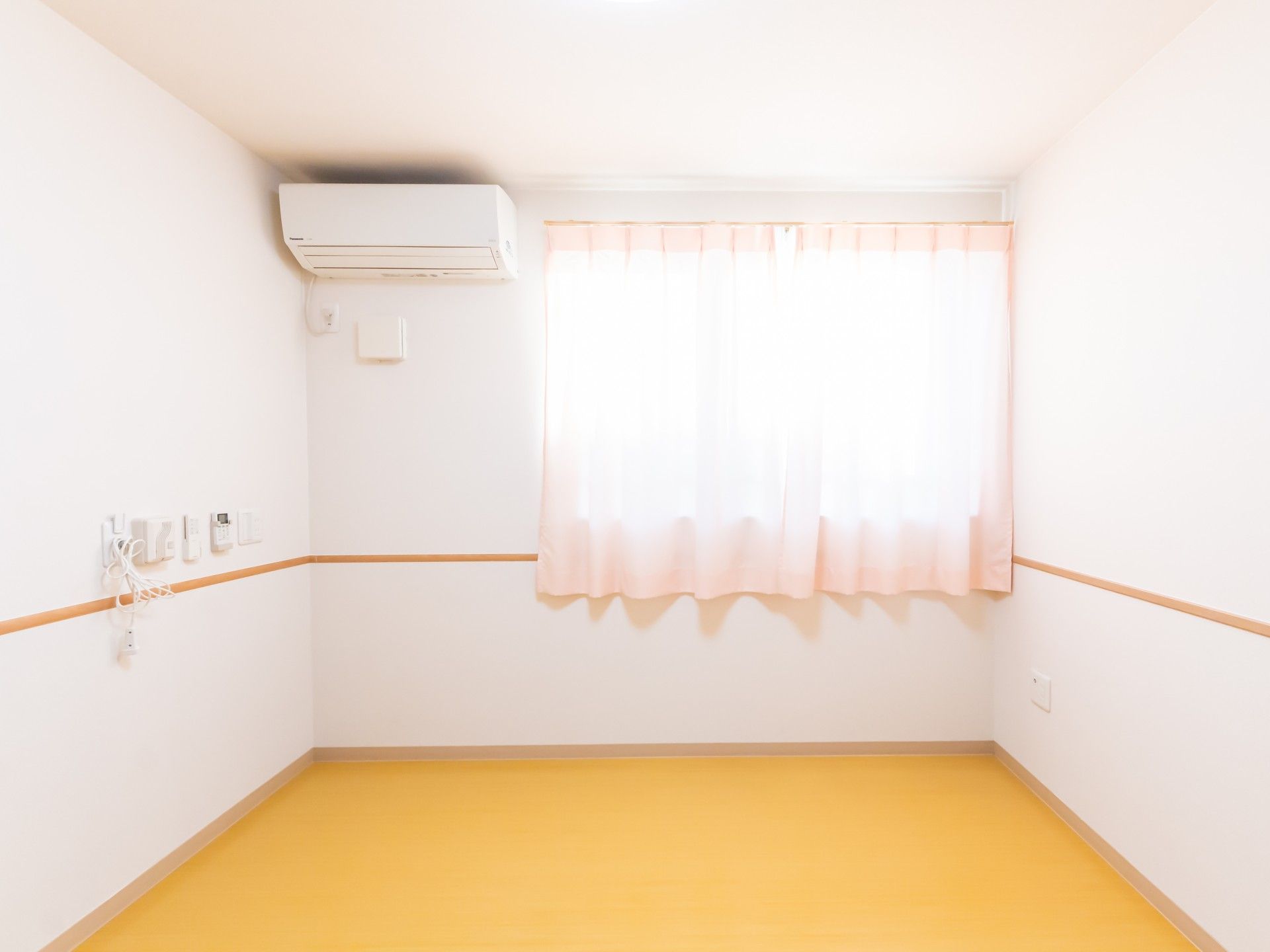 明るい個室の一角