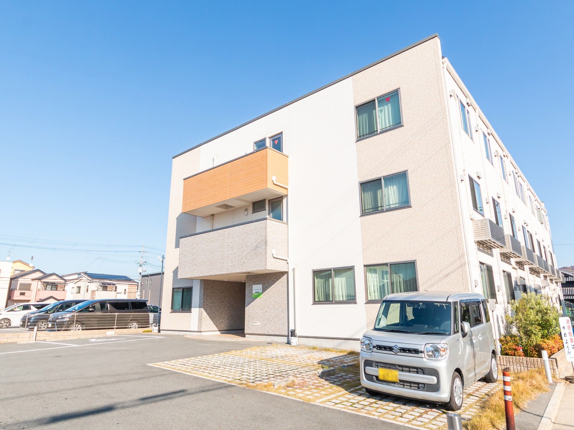 日差しが差し込む建物外観
