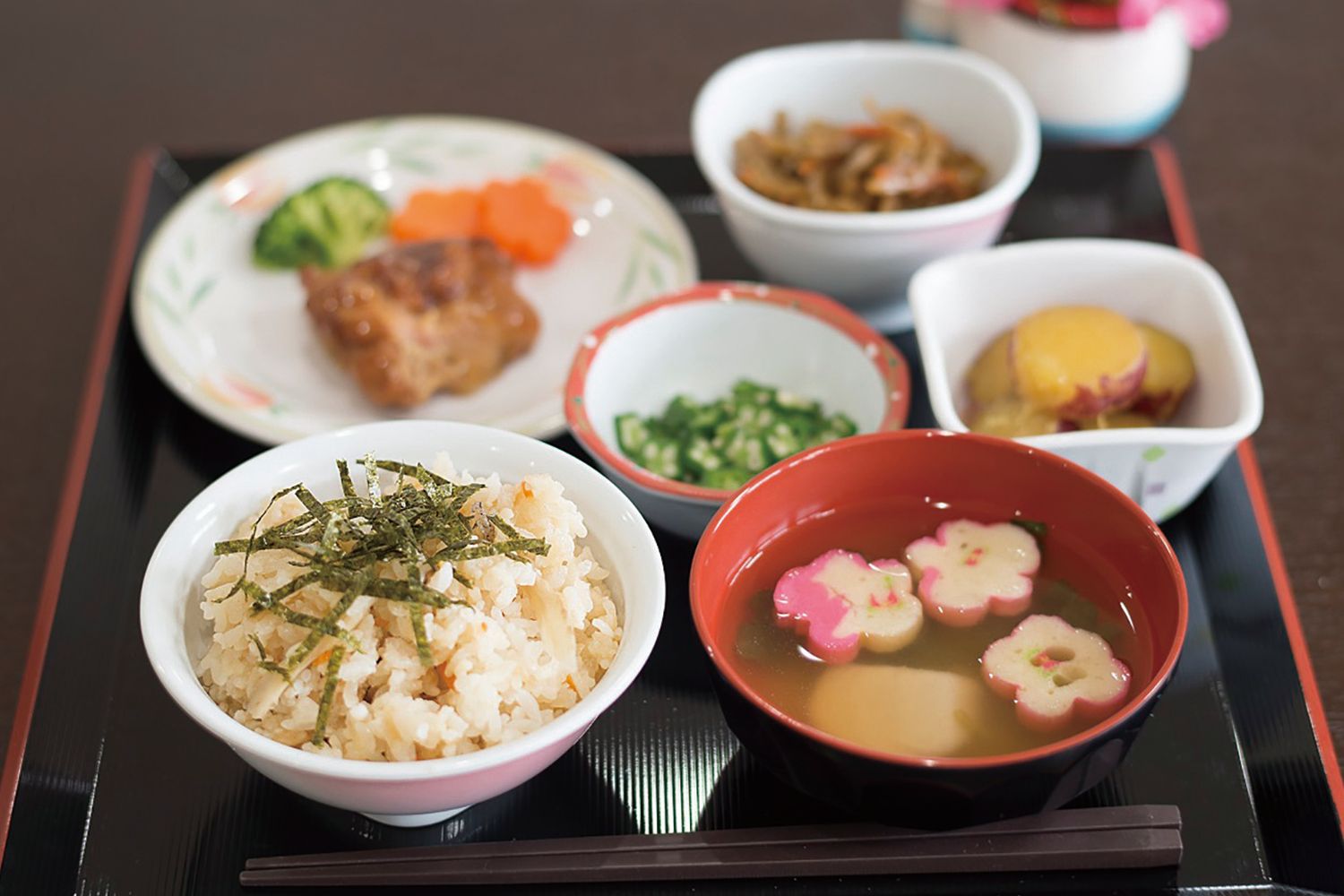 炊き込みご飯と吸い物、オクラのサラダやさつまいもの甘煮が付いた和食