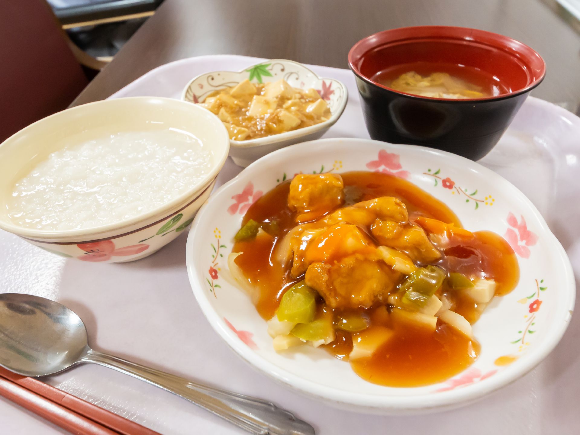 彩りに工夫を加えた食事