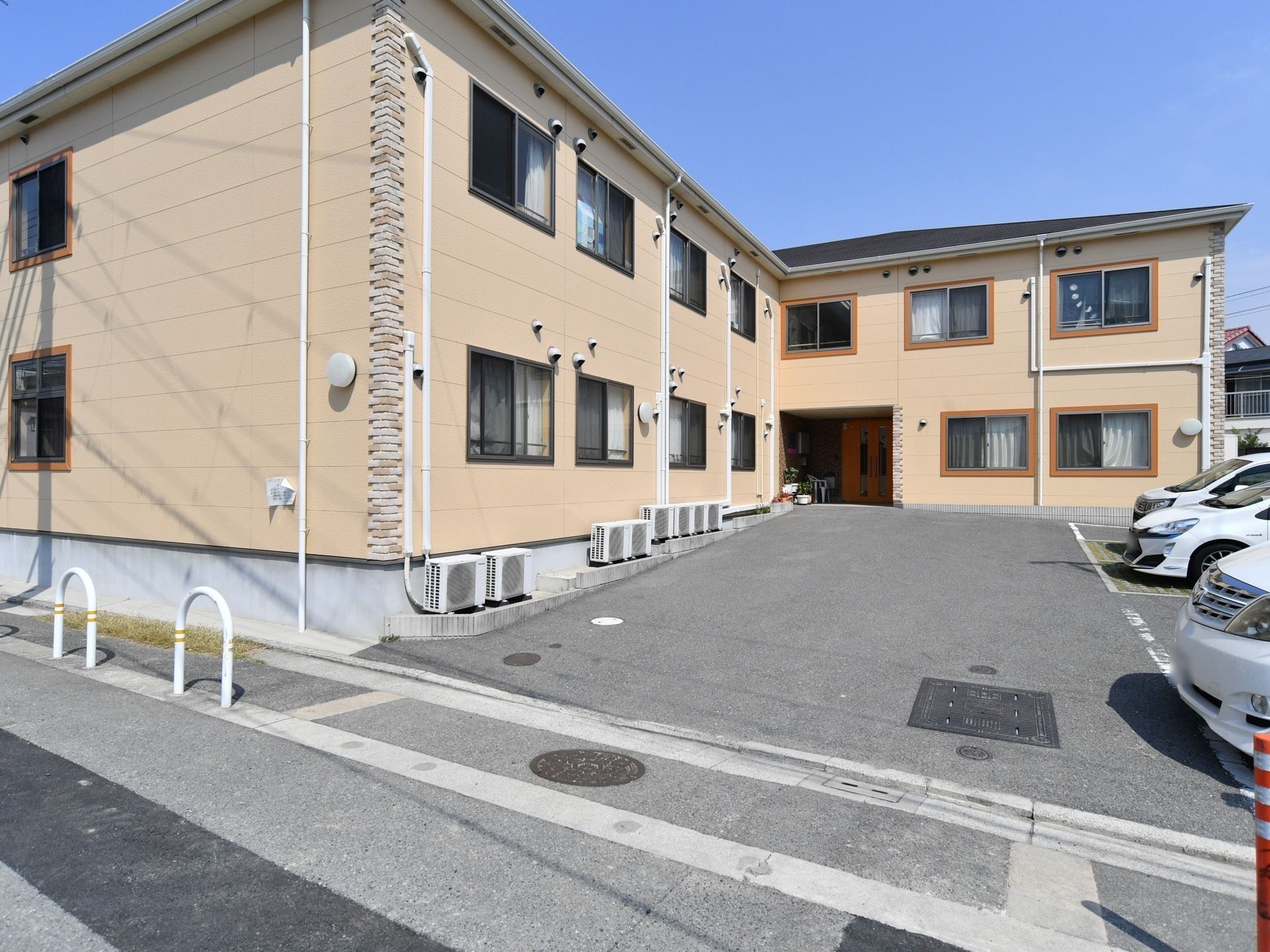外壁の角は、灰色と薄茶色のグラデーションがかかったレンガ調になっており、モダンでアーティスティックなアクセントになっている。
