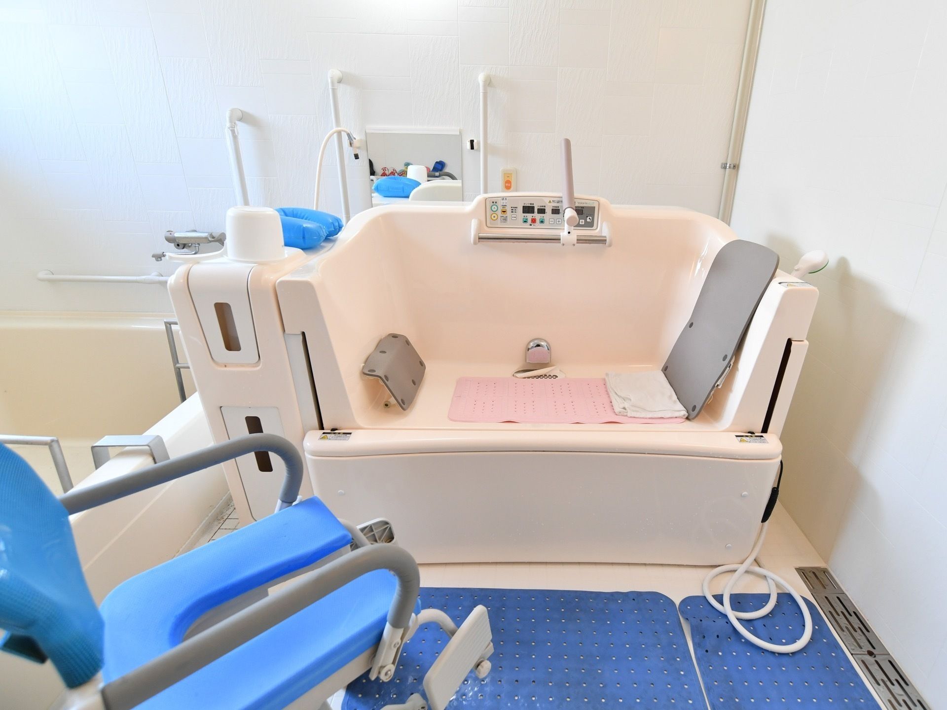 水はけの良い素材でつくられた白い壁には、手すりが設置されている。床には大きな排水溝があり、効率的に排水できる。