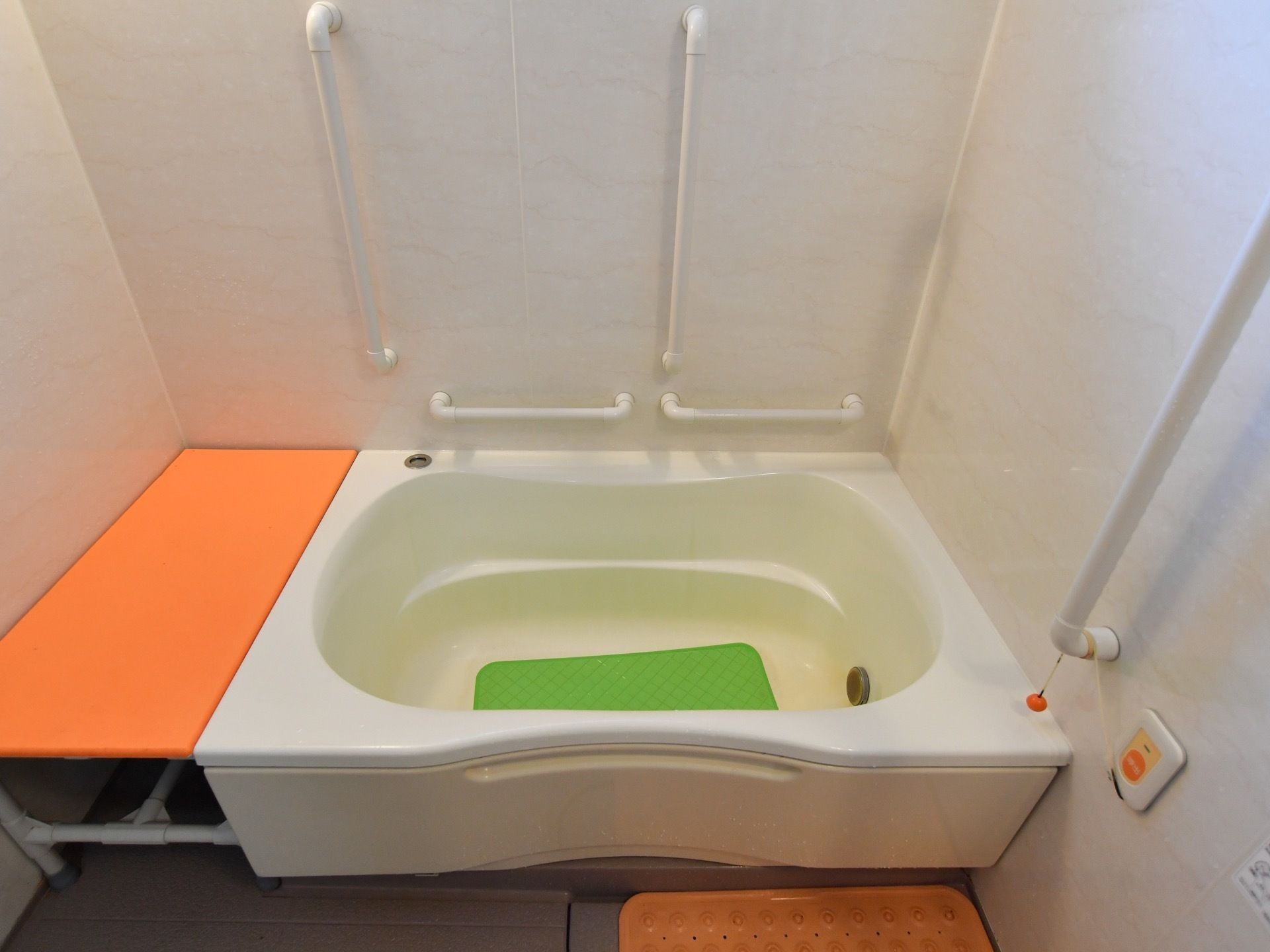 浴室の壁には、大理石調の水はけの良いシートが貼られている。落ち着きのある、上品なコーディネ―トである。