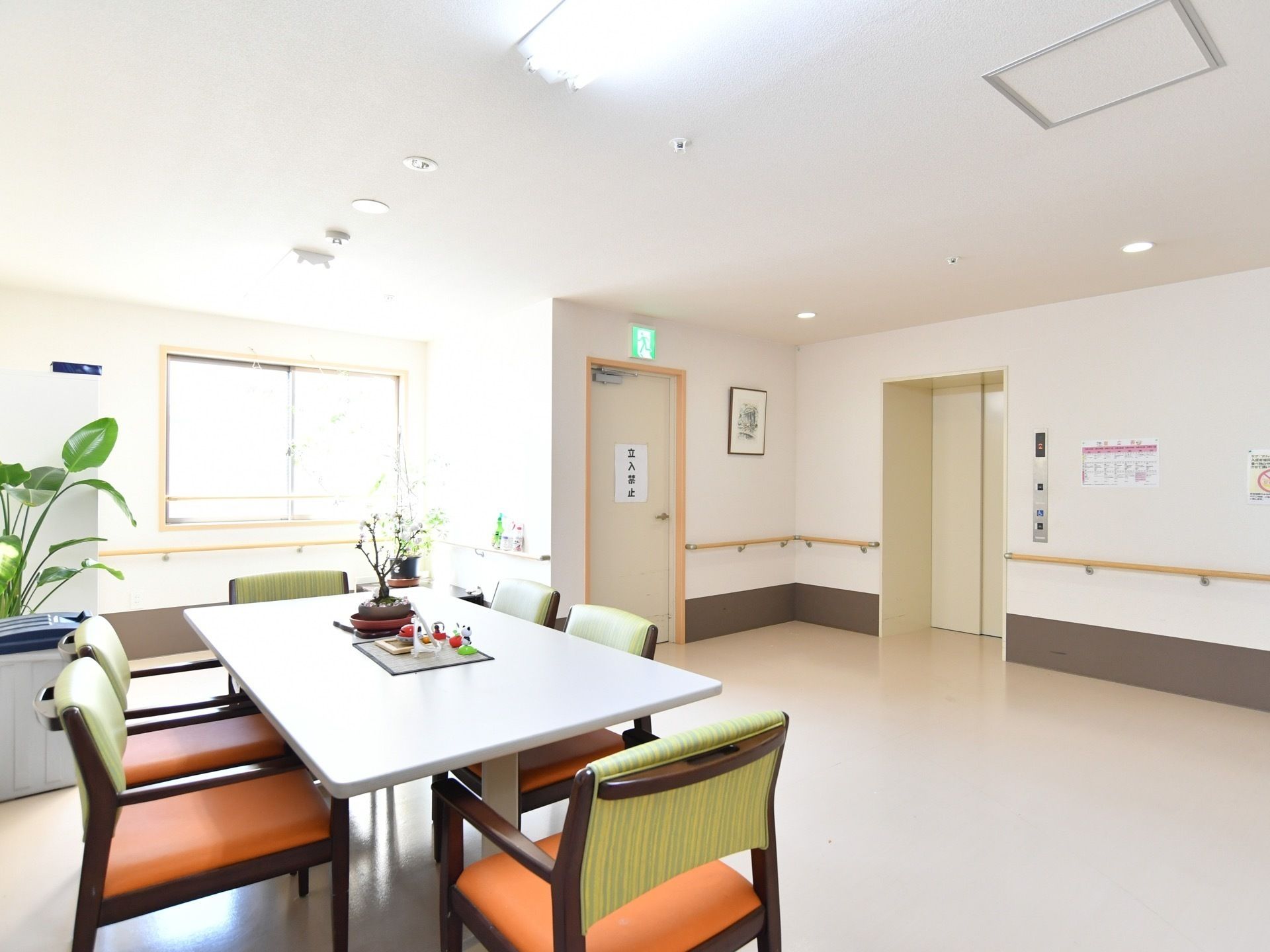 明るい色合いの壁と床に、暗いセピア色の幅木がアクセントになっている。清潔感のある、すっきりとまとまったインテリアである。