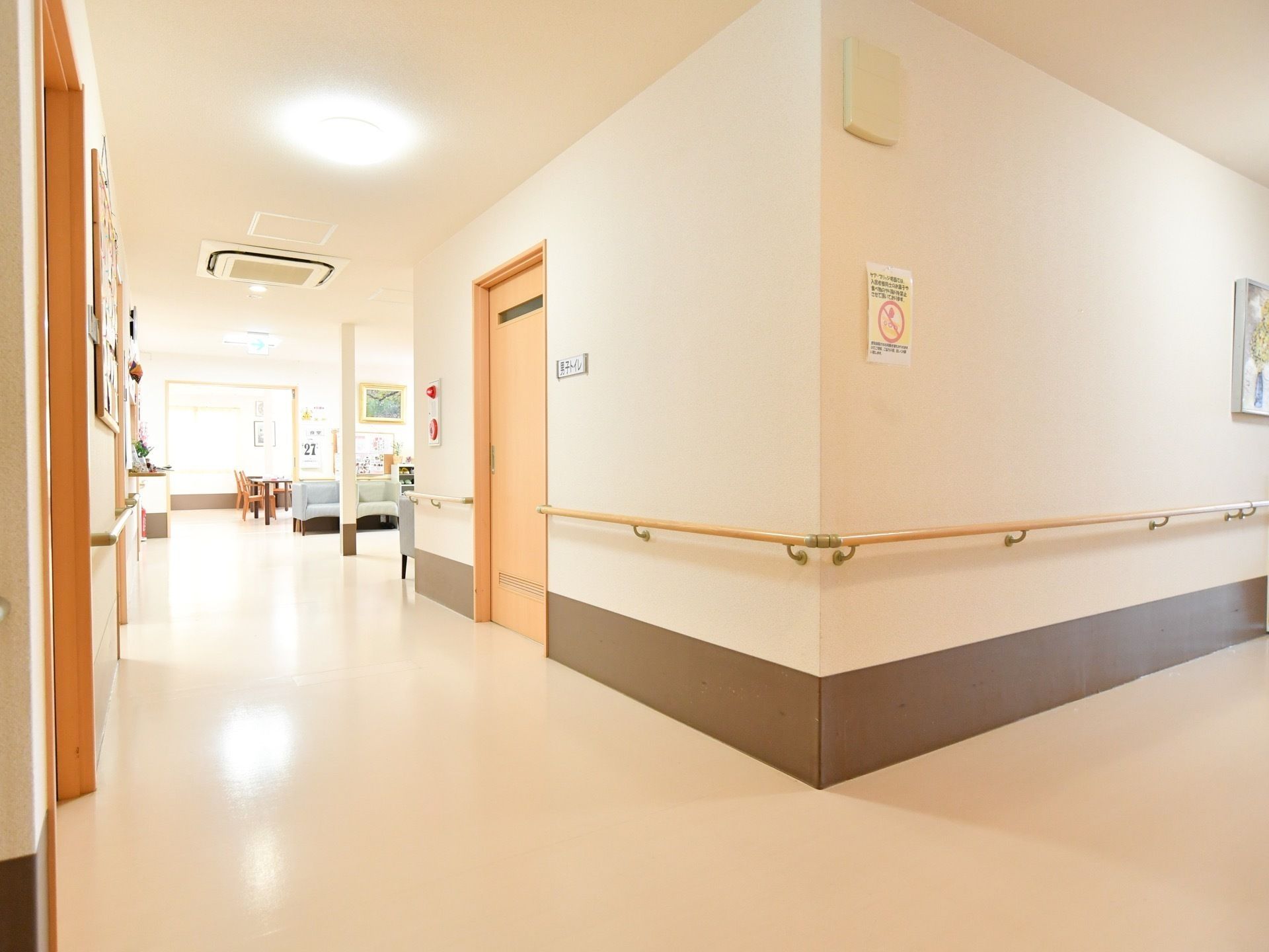 扉や、設置された手すりは淡いオレンジ色で、アイボリーホワイトの内装との組み合わせは、あたたかみを感じさせるコーディネ―トである。