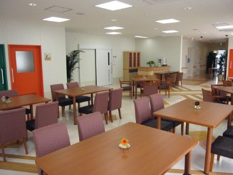 広い開放的なスペースに、４人掛けのテーブルと椅子が多数並んで置いてある食堂