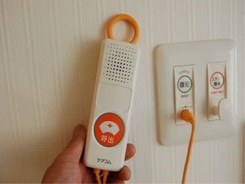 当施設には、緊急コールが備え付けられている。スタッフが常駐しており、緊急な場合にも迅速な対応が可能なように整備されている。
