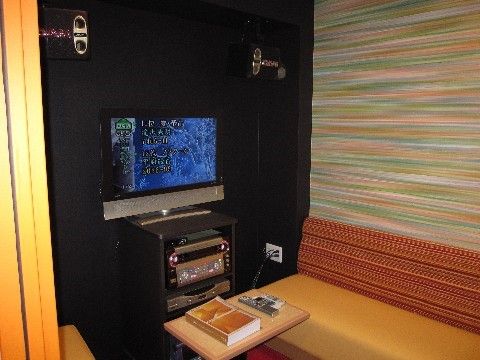 施設内にはカラオケルームが用意されている。入居者様同士やご家族様が訪問した際などに使用することが可能。