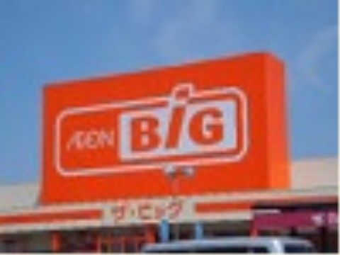 食料品や消耗品、日用品などを買うことができるスーパーマーケットが施設の近くにあるため、日々の買い物が楽にできる。