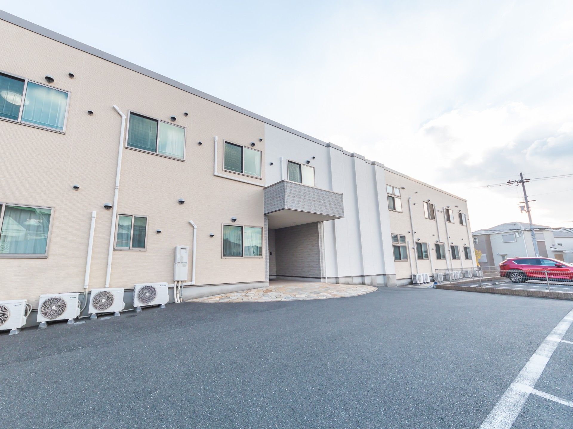 新しい建物の外観