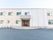 明るい建物のエントランス