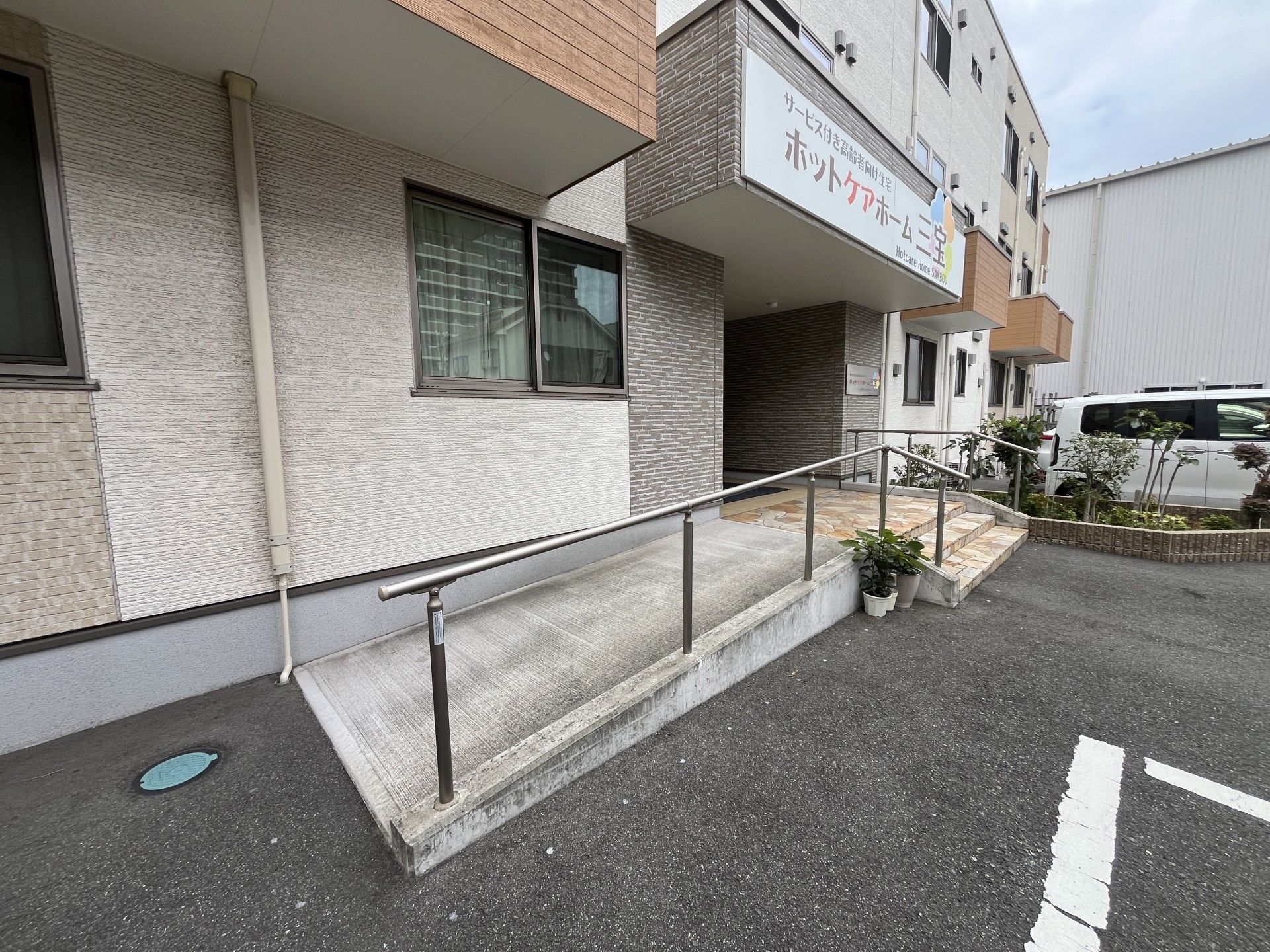 スロープのある建物入口