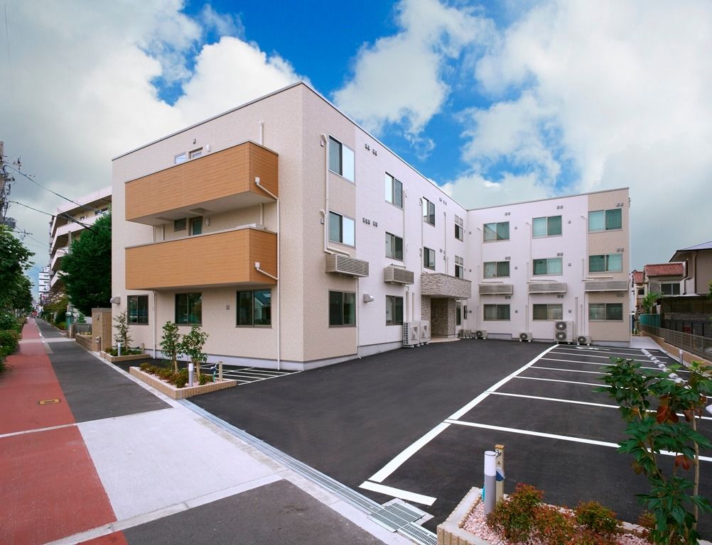 駐車場のある建物外観
